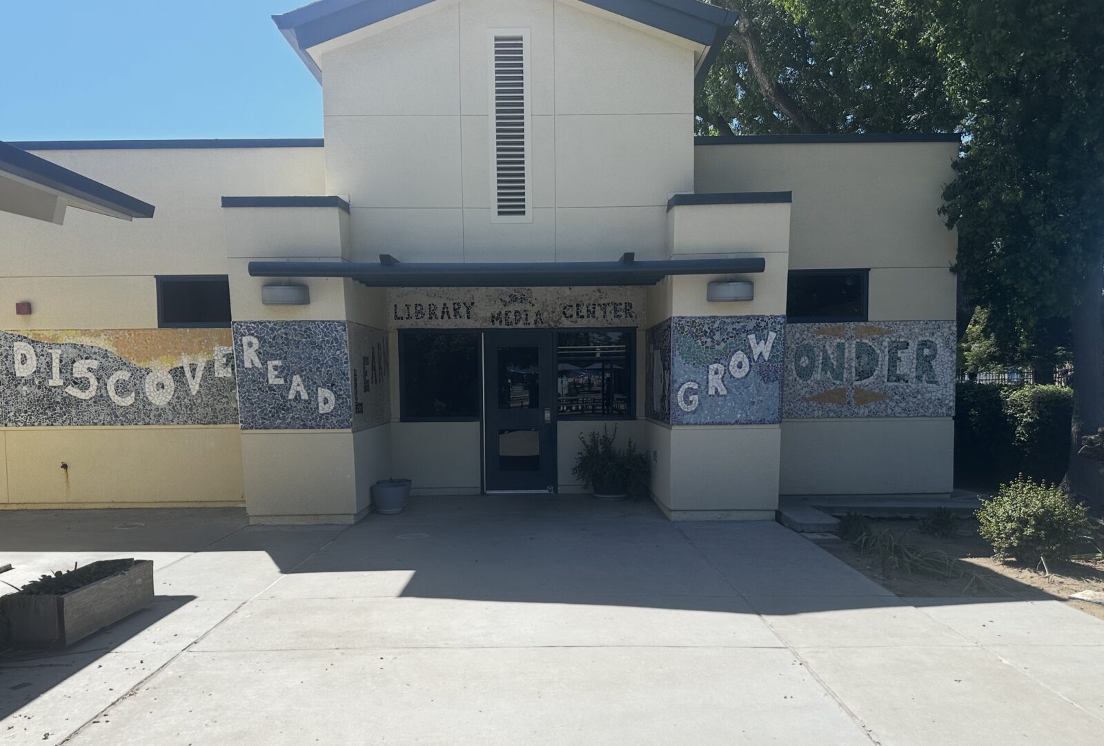 Library Media Center entrance with Discover, Read, Learn, Grow, Wonder mosaic